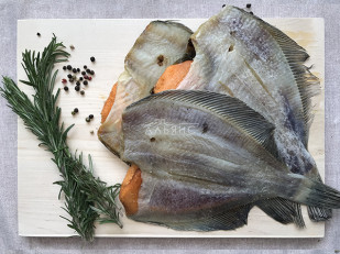 Мучные полоски ОРАНЖЕВЫЕ со вкусом говядины 76 гр: Камбала камчатская вяленая с икрой