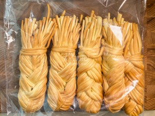 Фрайчизы со вкусом сметана и лук (100 гр.): Сырный продукт ФЕРМЕРСКИЙ коса копченая